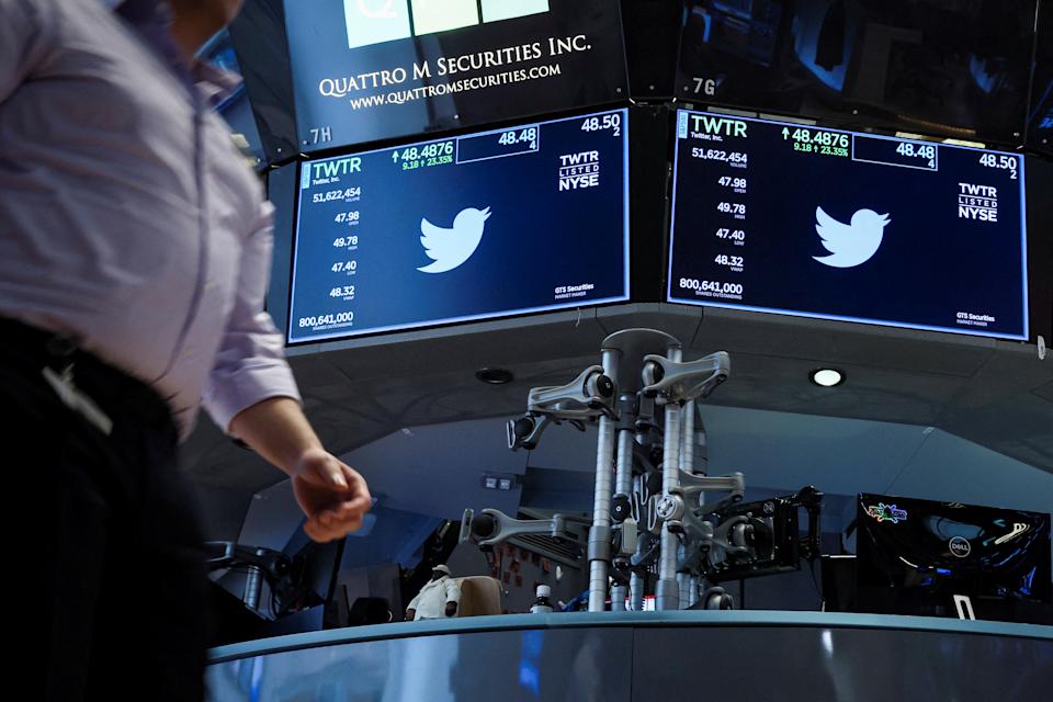 Layar menampilkan informasi perdagangan Twitter di lantai New York Stock Exchange (NYSE) di New York City, AS, 4 April 2022. REUTERS/Brendan McDermid
