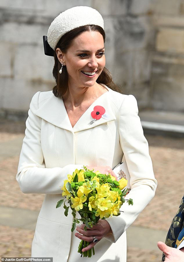 Duchess of Cambridge, 40, memberikan anggukan menyentuh kepada saudara perempuannya Pippa Middleton di kebaktian Hari Anzac kemarin
