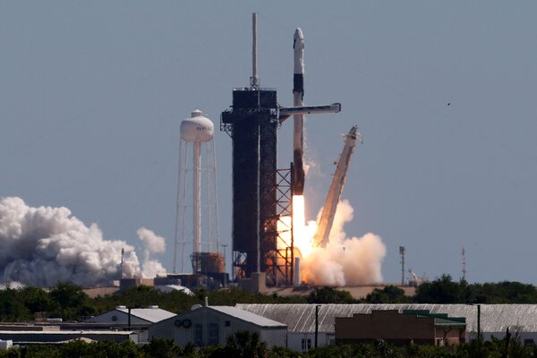 Sorotan dari SpaceX dan peluncuran pribadi pertama NASA ke Stasiun Luar Angkasa
