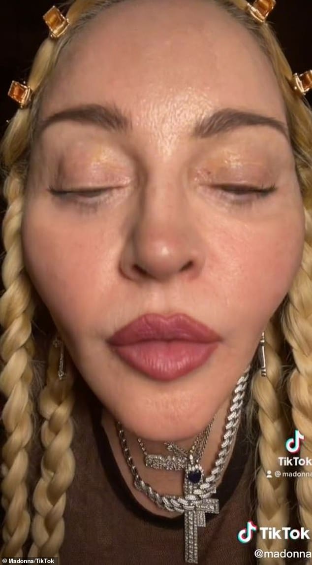 Perilaku Aneh: Video TikTok yang dibagikan Madonna menjelang Grammy Awards hari Minggu telah menjadi perhatian para penggemar yang kesal dengan penampilannya.