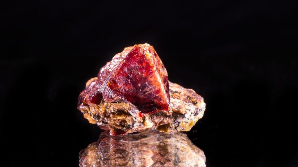 Kristal kuno menyimpan petunjuk mengapa kerak bumi pecah seperti creme brulee 3,8 miliar tahun yang lalu