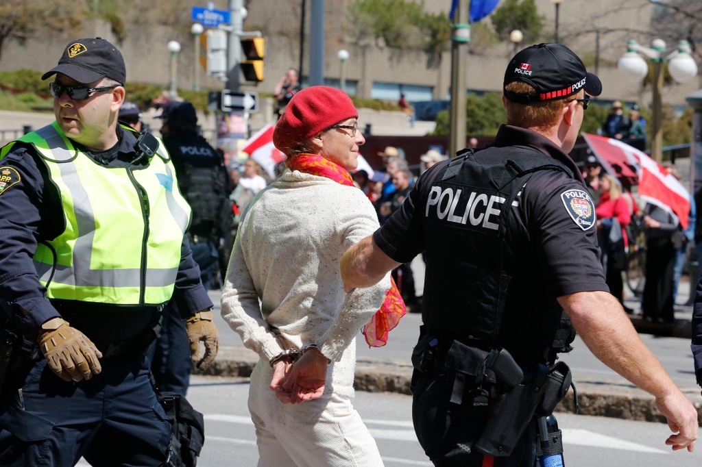 Polisi menangkap seseorang yang ikut dalam demonstrasi tersebut.