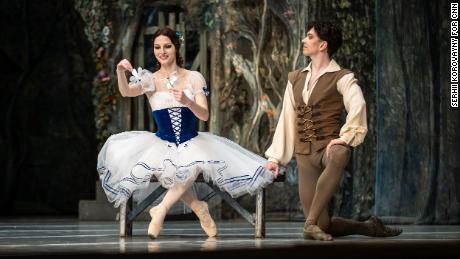 Saat perang berkecamuk di Ukraina, balerina kembali ke panggung