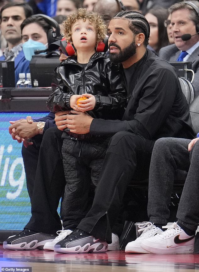 Keluarga pertama: Drake mengirim pesan langsung ke istri troll media sosial setelah dia menghina putra rapper Adonis yang berusia empat tahun, ketika ayah dan anak terlihat di pertandingan NBA di Toronto bulan lalu
