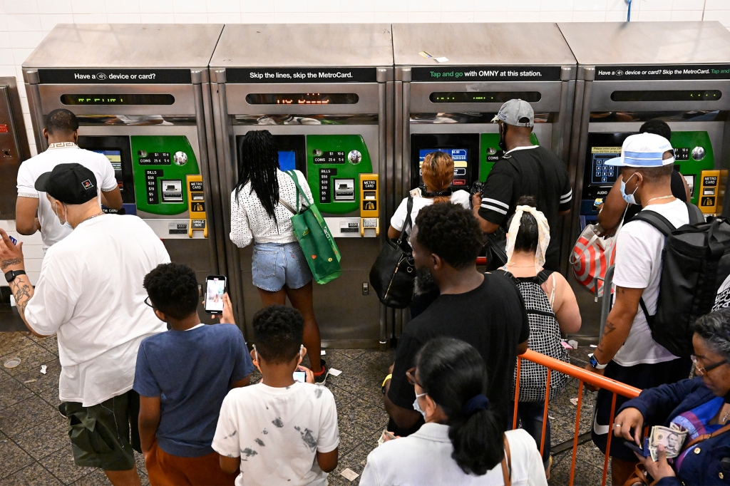 Beberapa penggemar menunggu hingga empat jam untuk membeli MetroCards dengan foto mendiang rapper Biggie Smalls.