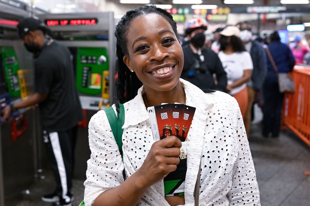 Penduduk Crown Heights Tatiana Wilkinson dengan senang hati membeli tiga tiket Metro untuk memperingati ikon rap Biggie Smalls.