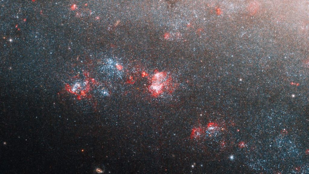 Teleskop Hubble melihat jauh ke dalam lubang jarum dalam gambar galaksi spiral kerdil ini