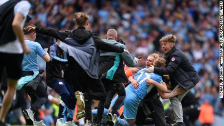 Kevin De Bruyne sedang diserang oleh fans Manchester City setelah klub memenangkan Liga Premier.
