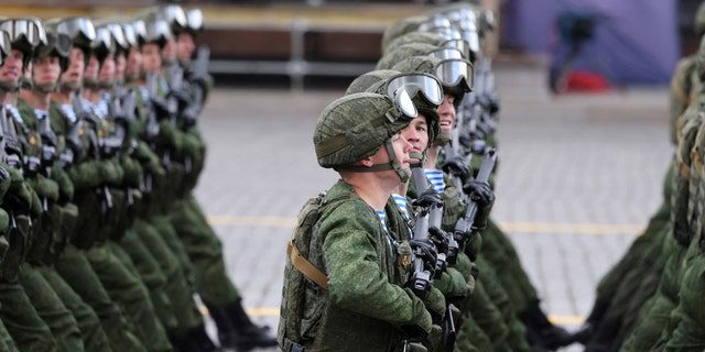 Personel layanan Rusia berjalan selama parade militer menandai peringatan 77 tahun kemenangan atas Nazi Jerman dalam Perang Dunia II, di Lapangan Merah di pusat kota Moskow, 9 Mei 2022.