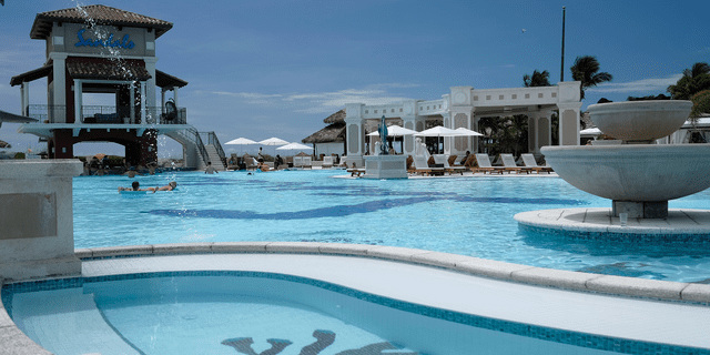 Area kolam renang di Sandals Emerald Bay Resort pada bulan Juni 2016.