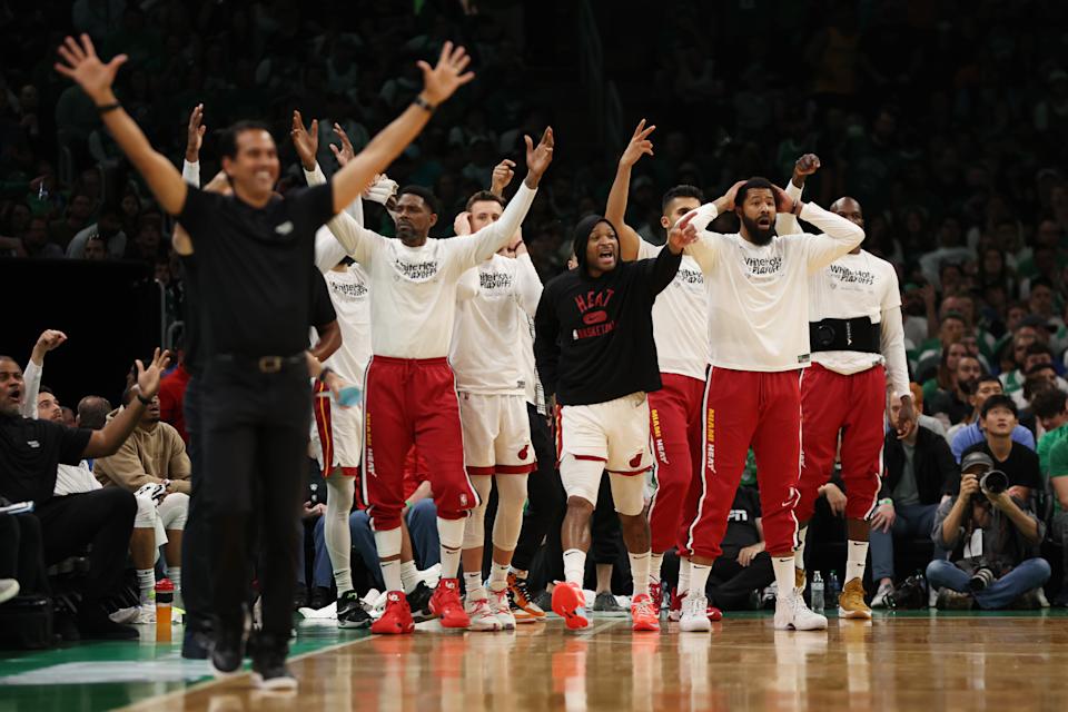 Anggota bangku cadangan Miami Heat bereaksi terhadap Boston Celtics selama Game 6 Final Wilayah Timur pada 27 Mei 2022 di TD Garden di Boston.  Heat mengalahkan Game 7 lagi di Miami.  (Maddy Meyer/Getty Images)