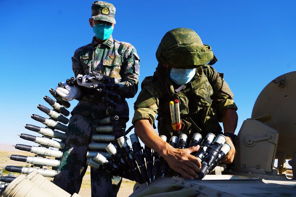 Personel militer menyiapkan peralatan untuk latihan militer gabungan antara tentara China dan Rusia.