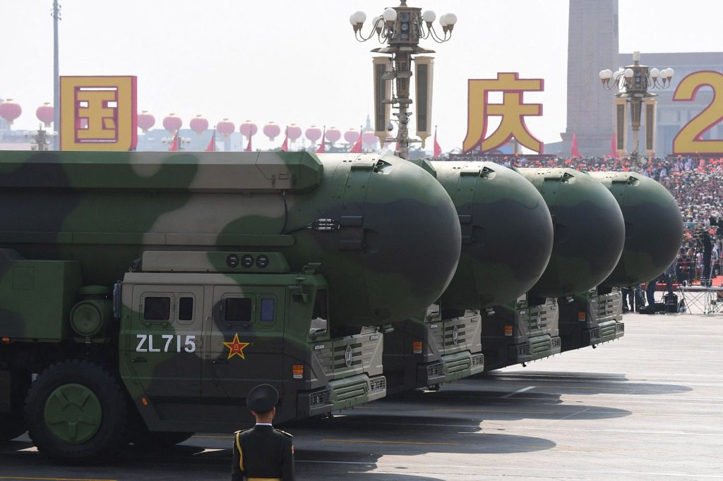 ICBM berkemampuan nuklir dari China terlihat selama parade militer di Lapangan Tiananmen di Beijing pada 2019. 