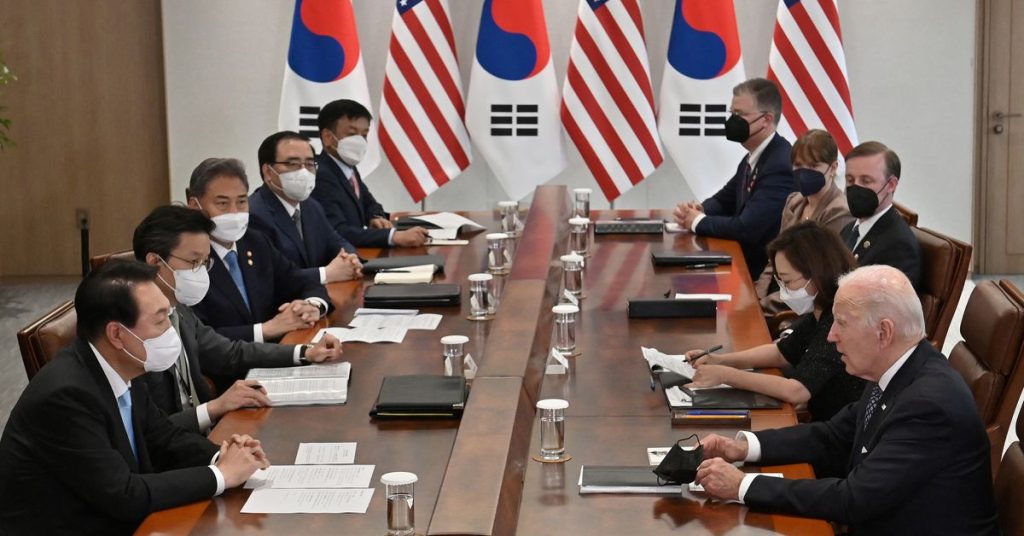 Biden dan Yoon bersumpah untuk menghalangi Korea Utara dan memberikan bantuan untuk memerangi virus Corona