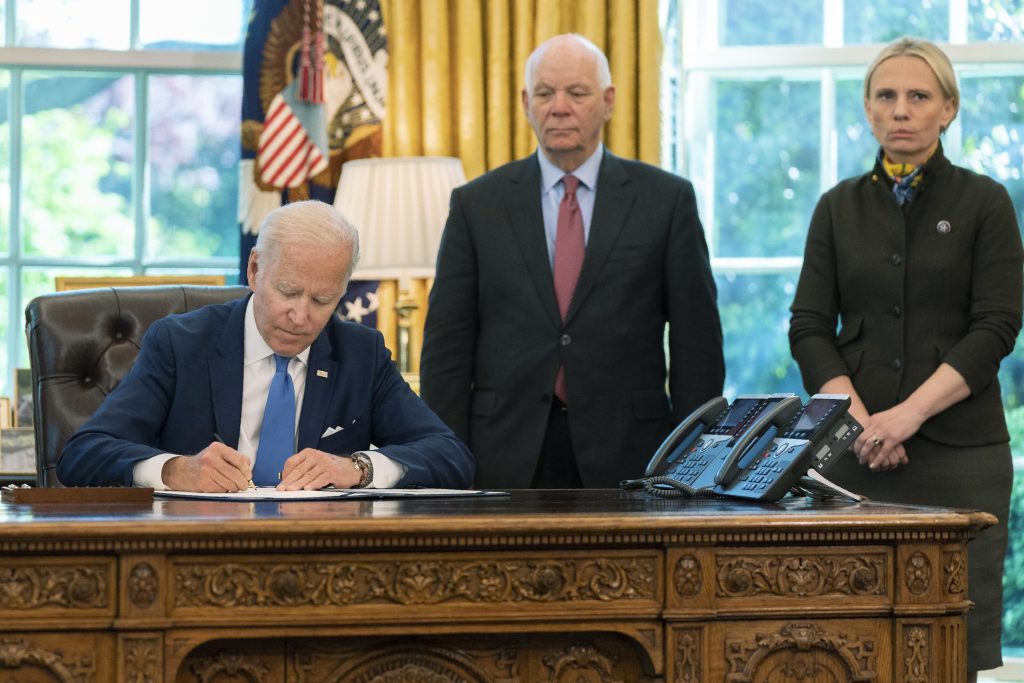 Biden menandatangani RUU Ukraina dan mencari bantuan $40 miliar dalam tanggapan Putin