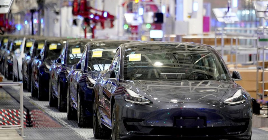 Eksklusif: Tesla menghentikan sebagian besar produksi di pabriknya di Shanghai pada hari Selasa - memo