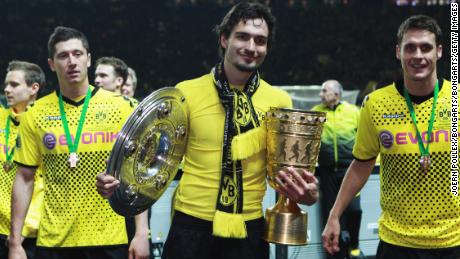 Mats Hummels (tengah) dan Robert Lewandowski (kiri) adalah beberapa bintang yang disponsori oleh Dortmund.
