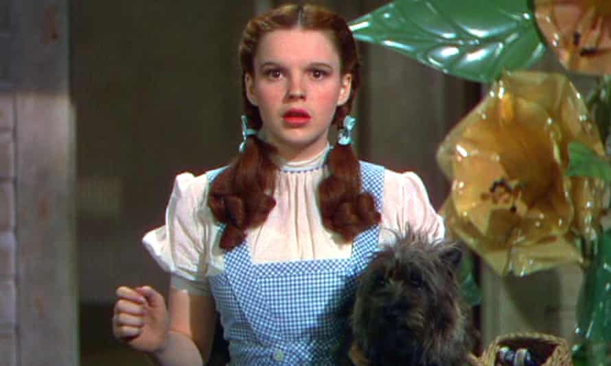 The Wizard of Oz - 1939 untuk penggunaan kerajinan saja.  Tidak ada gunanya sampul buku.  Kredit wajib: Fotografi oleh Mgm / Kobal / REX / Shutterstock (5886294aq) Judy Garland The Wizard Of Oz - 1939 Sutradara: Victor Fleming MGM USA Scene Still Musical Le Magicien d'Oz