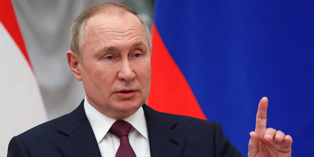 Presiden Rusia Vladimir Putin telah menandatangani undang-undang yang dapat menghukum jurnalis hingga 15 tahun penjara karena menerbitkan apa yang disebut "ditempa" Berita tentang invasi militernya ke Ukraina.       