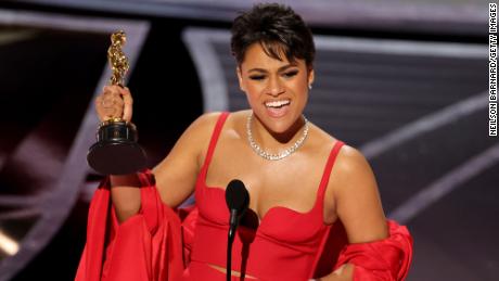 Ariana Debus membuat sejarah di Oscar