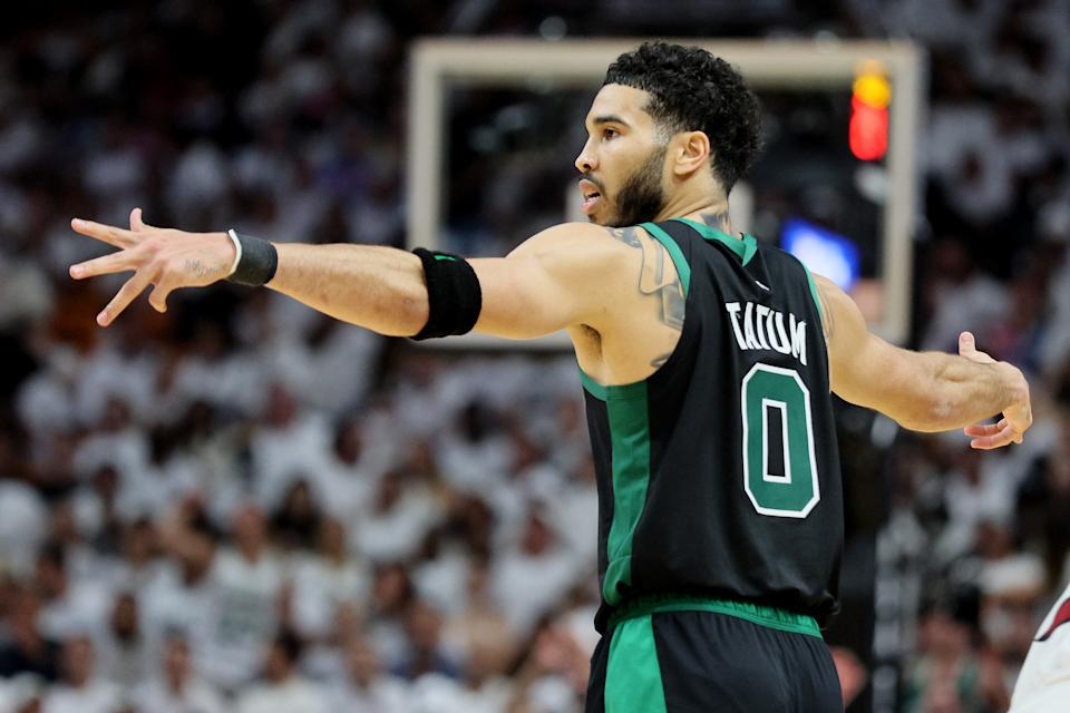 Bintang Boston Celtics Jason Tatum menanggapi Miami Heat selama Game 5 Final Wilayah Timur di FTX Arena di Miami pada 25 Mei 2022 (Andy Lyons/Getty Images)
