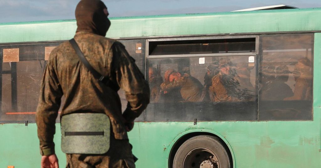 Rusia mengatakan Pengepungan Azovstal telah berakhir, video menunjukkan para pembela menyerah