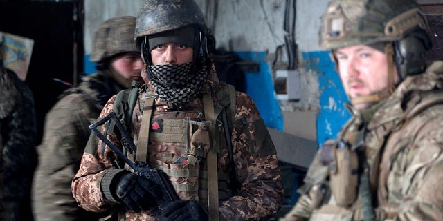 Prajurit militer Ukraina menunggu pengeboman di sebuah bunker di sebuah lokasi di wilayah Luhansk pada 5 Maret 2022. 