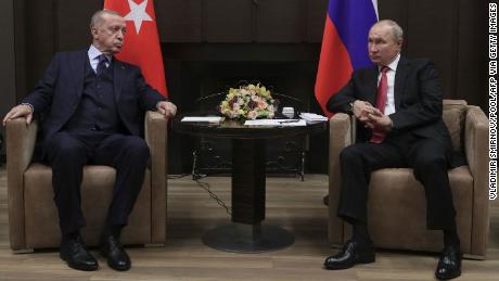 Presiden Rusia Vladimir Putin bertemu dengan timpalannya dari Turki Recep Tayyip Erdogan di Sochi pada 29 September 2021. 