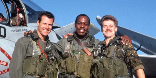 "perjalanan penyusup" Disutradarai oleh John Milius.  Brad Johnson membintangi bersama Danny Glover dalam film aksi tahun 1991.