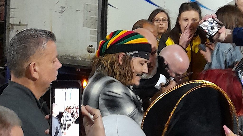 Johnny Depp Mobile oleh penggemar di Inggris setelah konser