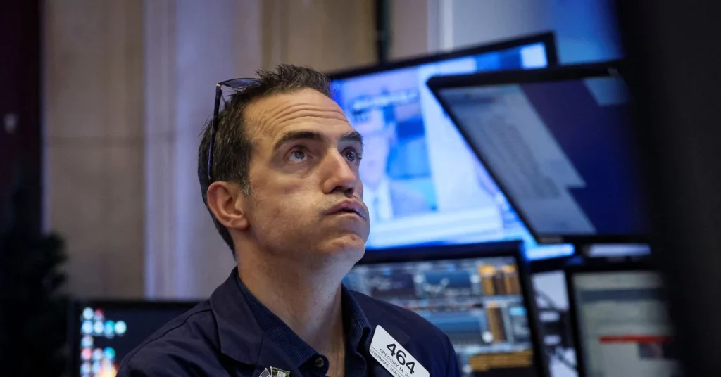 Wall Street melompat dengan teknologi dan energi.  Berita yang ditargetkan sangat membebani pengecer