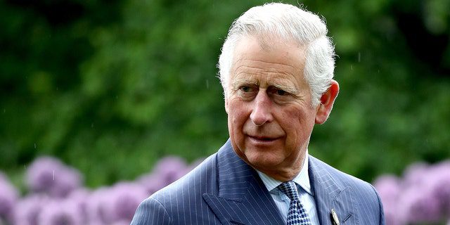 LONDON, INGGRIS - 17 MEI: Pangeran Charles, Pangeran Wales di antara para Alum selama kunjungan ke Kew Gardens pada 17 Mei 2017 di London, Inggris. 