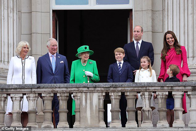 Harry dan Meghan tidak menghabiskan waktu pribadi dengan Pangeran William, Kate, George, Charlotte, dan Louis selama Jubilee, sementara mereka tidak diizinkan membawa fotografer pribadi ke pertemuan pertama antara Ratu dan putri mereka Lillipet.