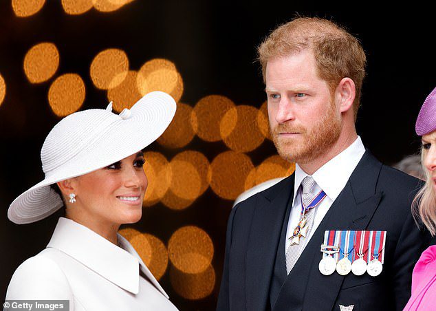 Pasangan itu tidak muncul di balkon Istana Buckingham selama Trooping the Color, dan mereka juga tampaknya telah diturunkan ke baris kedua selama kebaktian Thanksgiving (foto)