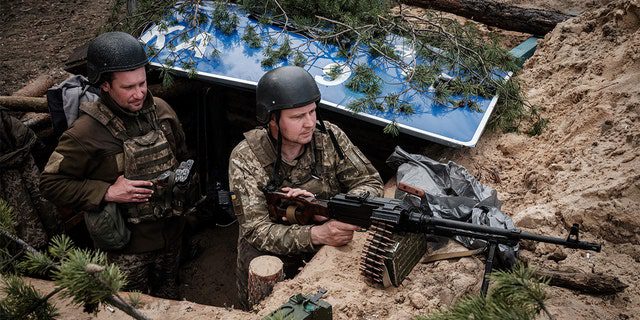 TOPSHOT - Tentara Ukraina beristirahat di posisinya di dekat Lyman, Ukraina timur, pada 28 April 2022, di tengah invasi Rusia ke Ukraina.  (Foto oleh Yasuishi Chiba/AFP via Getty Images)