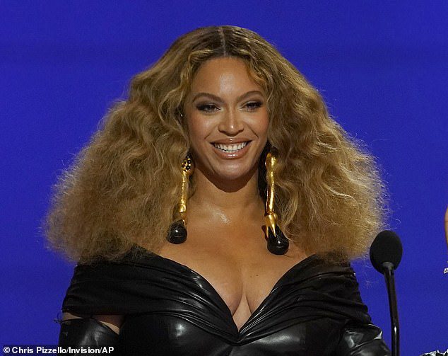 SANGAT MENARIK: Beyoncé (terlihat Maret 2021) akan menampilkan lagu-lagu dance dan lagu country di album multi-bagiannya yang akan datang, Renaissance, menurut laporan Kamis dari Variety.