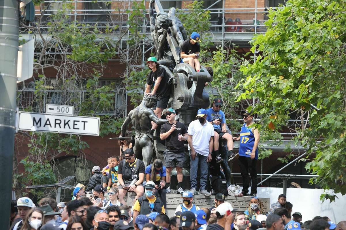 Penggemar Golden State Warriors berbaris di sepanjang Market Street menjelang parade kemenangan tim pada 20 Juni 2022 di San Francisco.