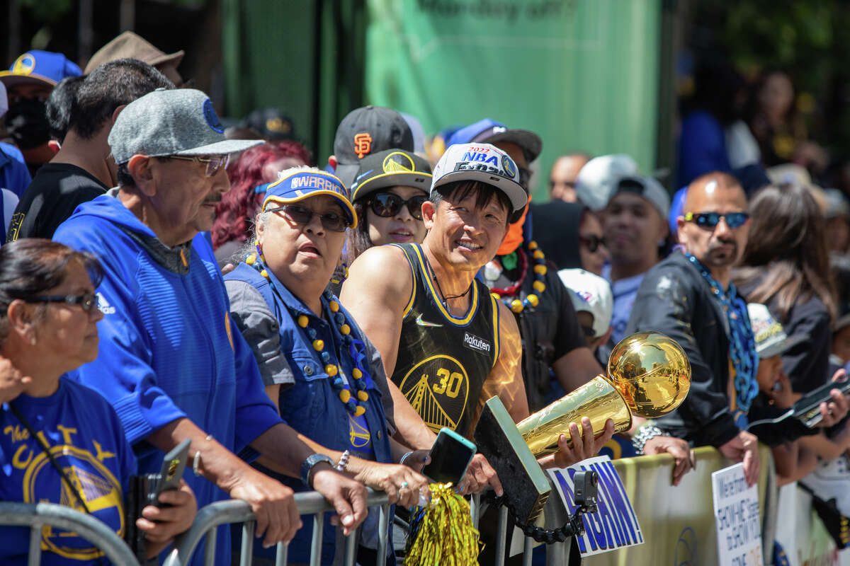 Penggemar Warriors selama Parade Kejuaraan Golden State Warriors di Market Street di San Francisco, California pada 20 Juni 2022.