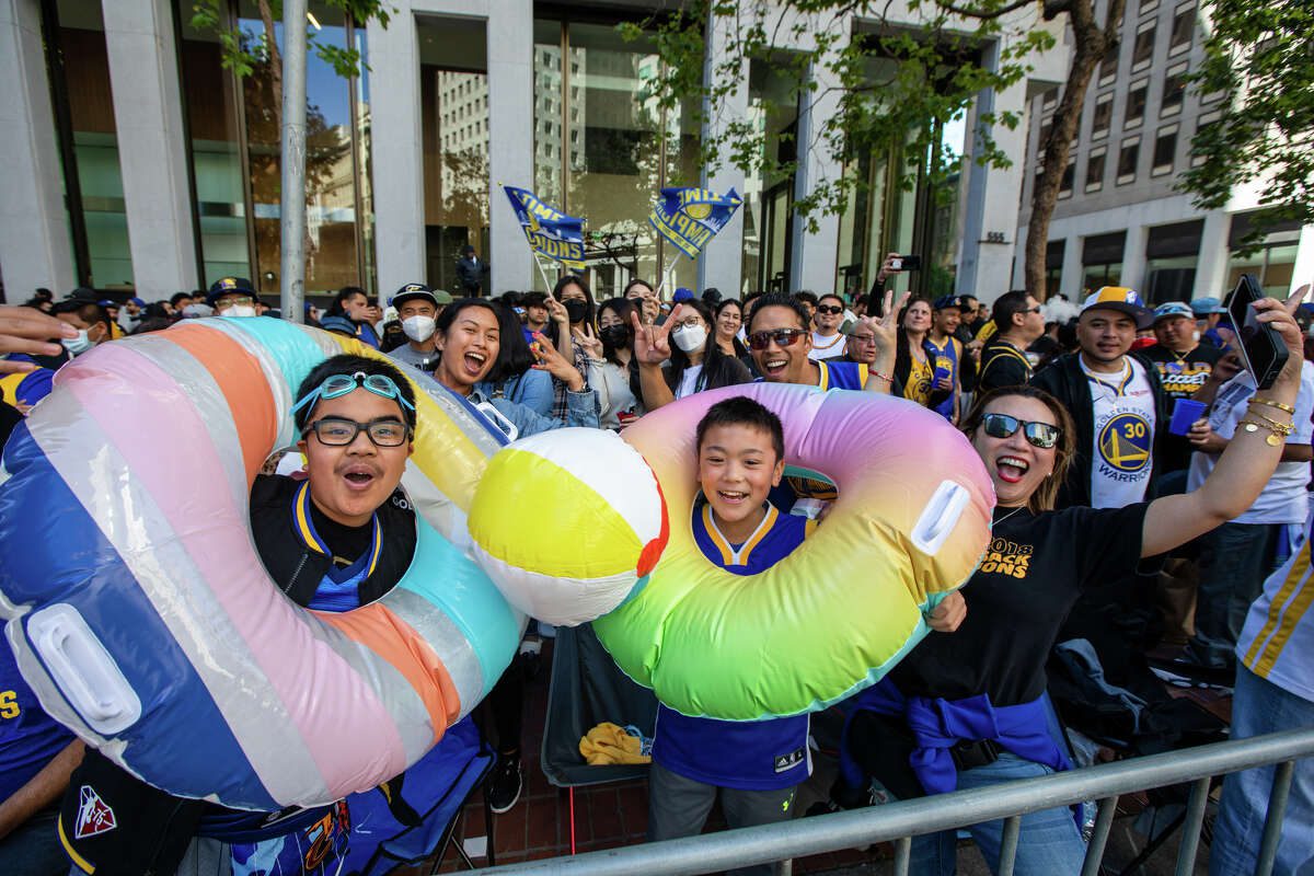 Beberapa penggemar sedang menikmati "pesta polisi" Selama Parade Kejuaraan Golden State Warriors di Market Street di San Francisco, California pada 20 Juni 2022.