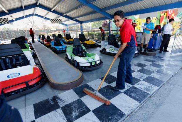 2015: Diego Rivera membersihkan Thunder Raceway saat para pekerja mempersiapkan...