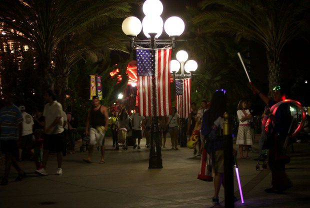 2011: Kerumunan pergi setelah kembang api di Paramount's Great America, Santa...