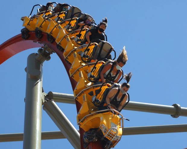 2021: Para tamu menaiki roller coaster Rail Blazer di California...