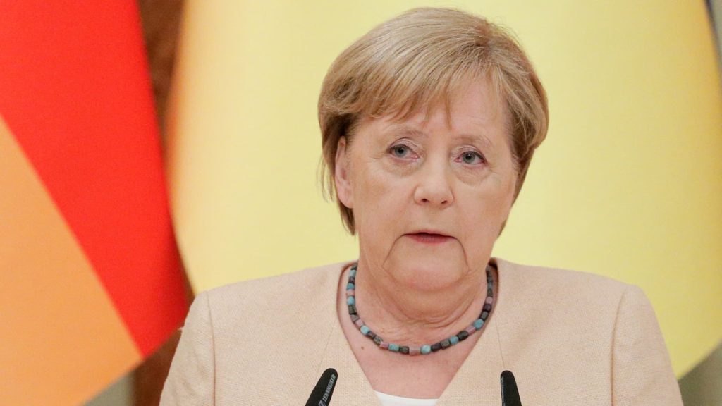 Angela Merkel memecah keheningannya di Ukraina, menyebut perang Rusia 'barbar'