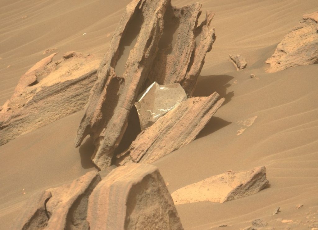 Bertekun di Mars memata-matai sepotong roda pendaratannya