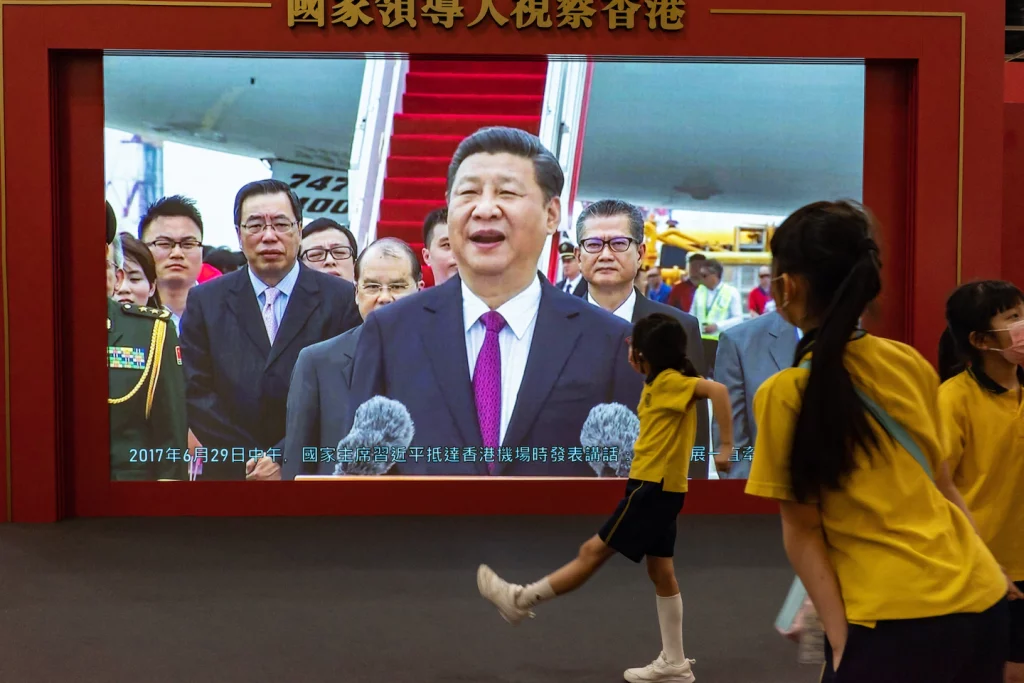China Xi Jinping mengunjungi Hong Kong untuk merayakan ulang tahun pengiriman
