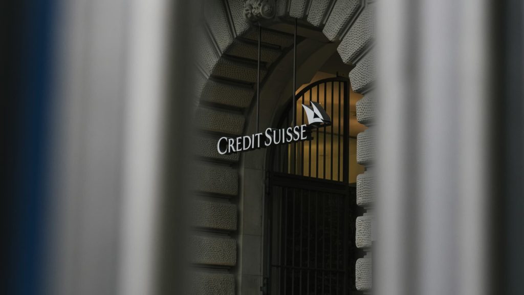 Credit Suisse mengeluarkan peringatan laba untuk kuartal kedua