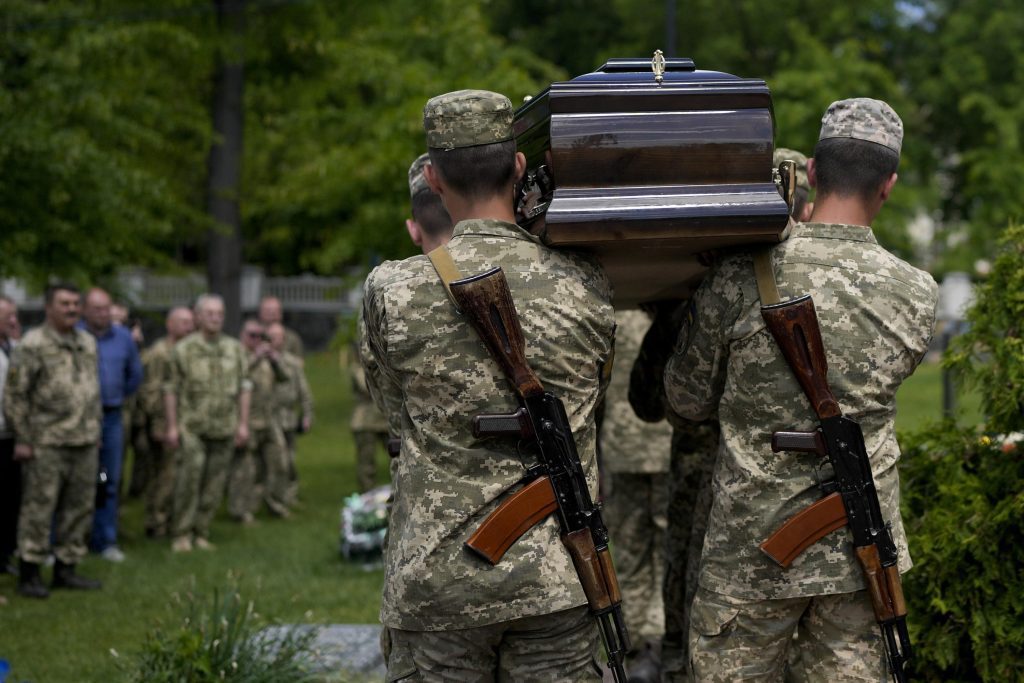 Dengan Ukraina kehilangan kekuatannya, berapa lama ia bisa terus berjuang?