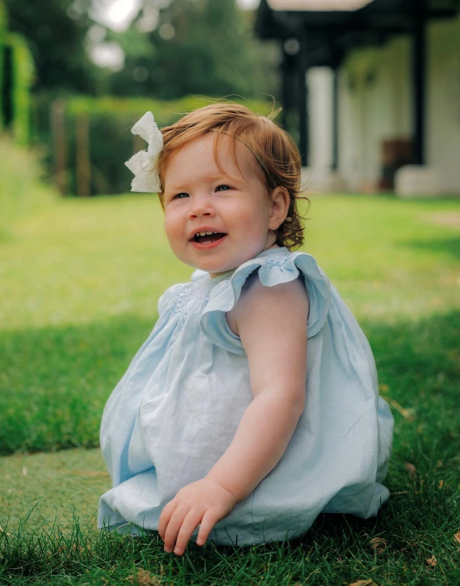 Gambar menunjukkan Lillipet, putri Pangeran Harry dan Meghan, berusia satu tahun di Inggris