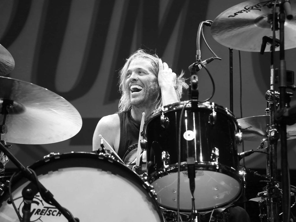 Istri Taylor Hawkins berterima kasih kepada penggemar dalam pernyataan pertamanya sejak kematian drummer: "Taylor menghargai peran impiannya di Foo Fighters setiap menit selama 25 tahun bersama mereka" |  Guitar.com