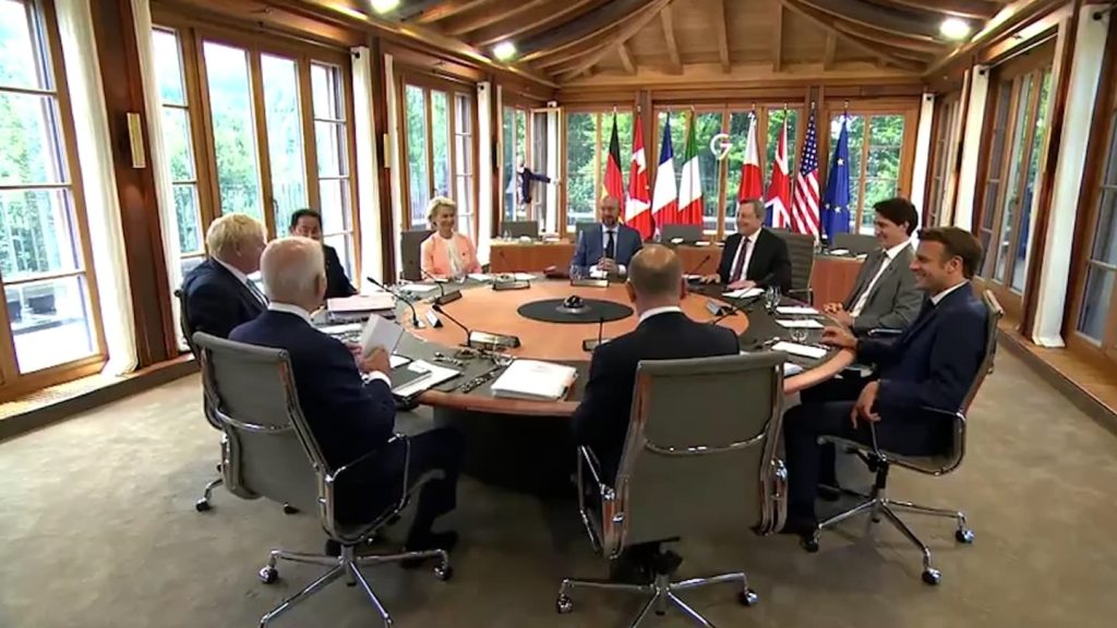 Johnson dan Trudeau G7 bercanda tentang mengenakan bertelanjang dada dan menunjukkan 'otot' kami kepada Putin